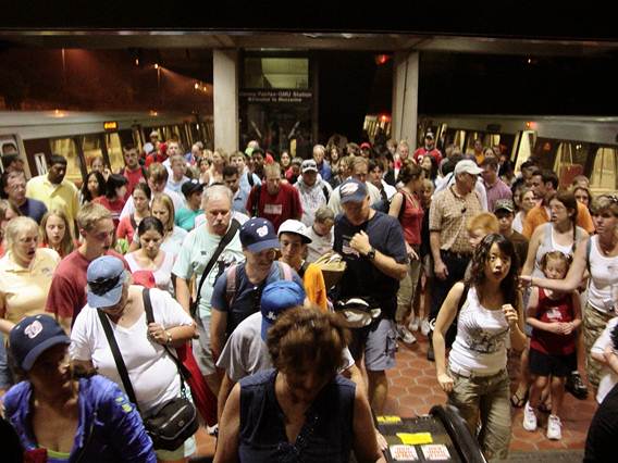 0123 July 4 crowd at Vienna Metro station